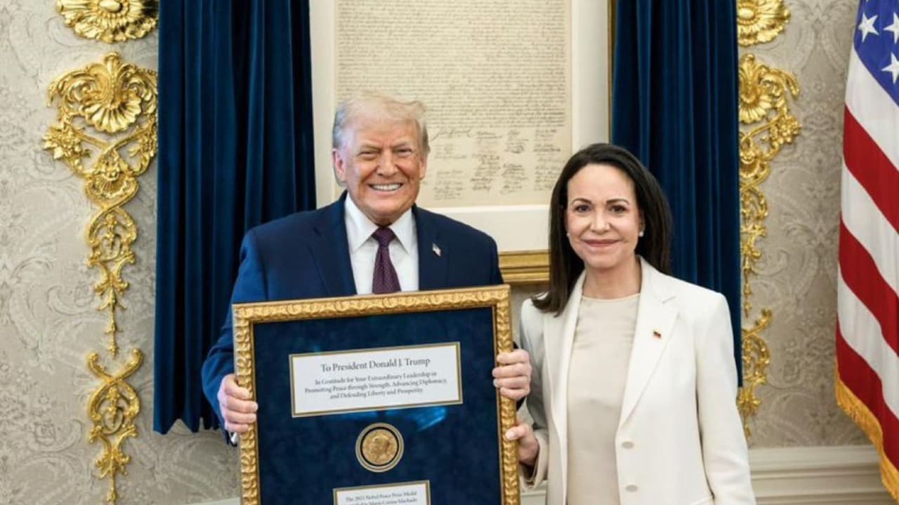 María me entregó su Premio Nobel de la Paz por el trabajo que he realizado: Trump