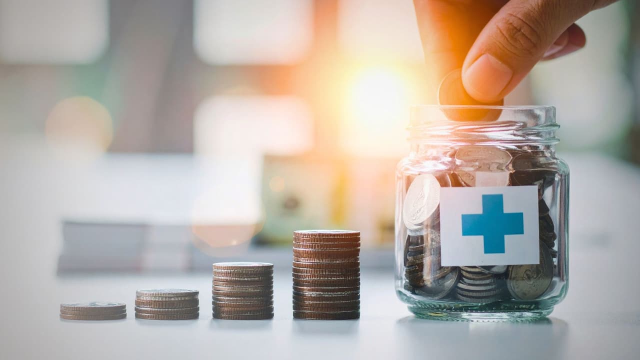 <h3 class="cms-H3-H3">Por qué este periodo importa</h3> Cada año, muchas personas en Estados Unidos se podrían enfrentar a la misma pregunta:
<b>¿seguir sin seguro o buscar una opción que puedan pagar? </b>
<br>Open Enrollment es el momento de
<b>revisar tus opciones, ajustar tu plan o inscribirte por primera vez.</b>
<br>Muchas familias hispanas pueden
<b>reducir sus costos mensuales gracias a los créditos fiscales y subsidios disponibles</b> según el ingreso familiar.
<br>Todo comienza
<a href="https://www.healthcare.gov/" target="_blank">en HealthCare.gov</a>, el portal oficial del Mercado de Salud.
<br>¡Te explicamos! 💡