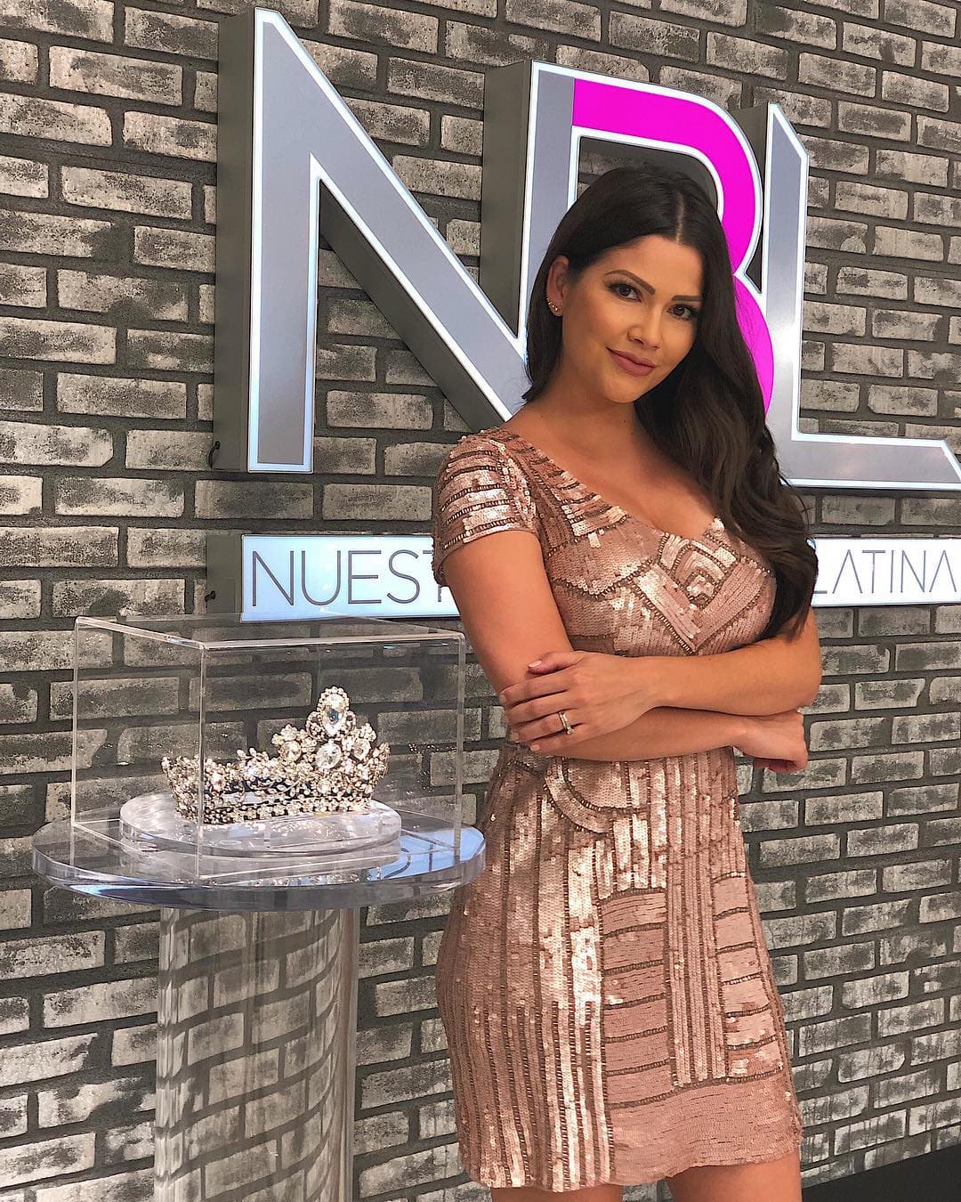 Una noche del otoño del año pasado, Ana Patricia Gámez se rodeó de las concursantes de Nuestra Belleza Latina, por lo que se vistió para la velada llena de glamour.
<br>