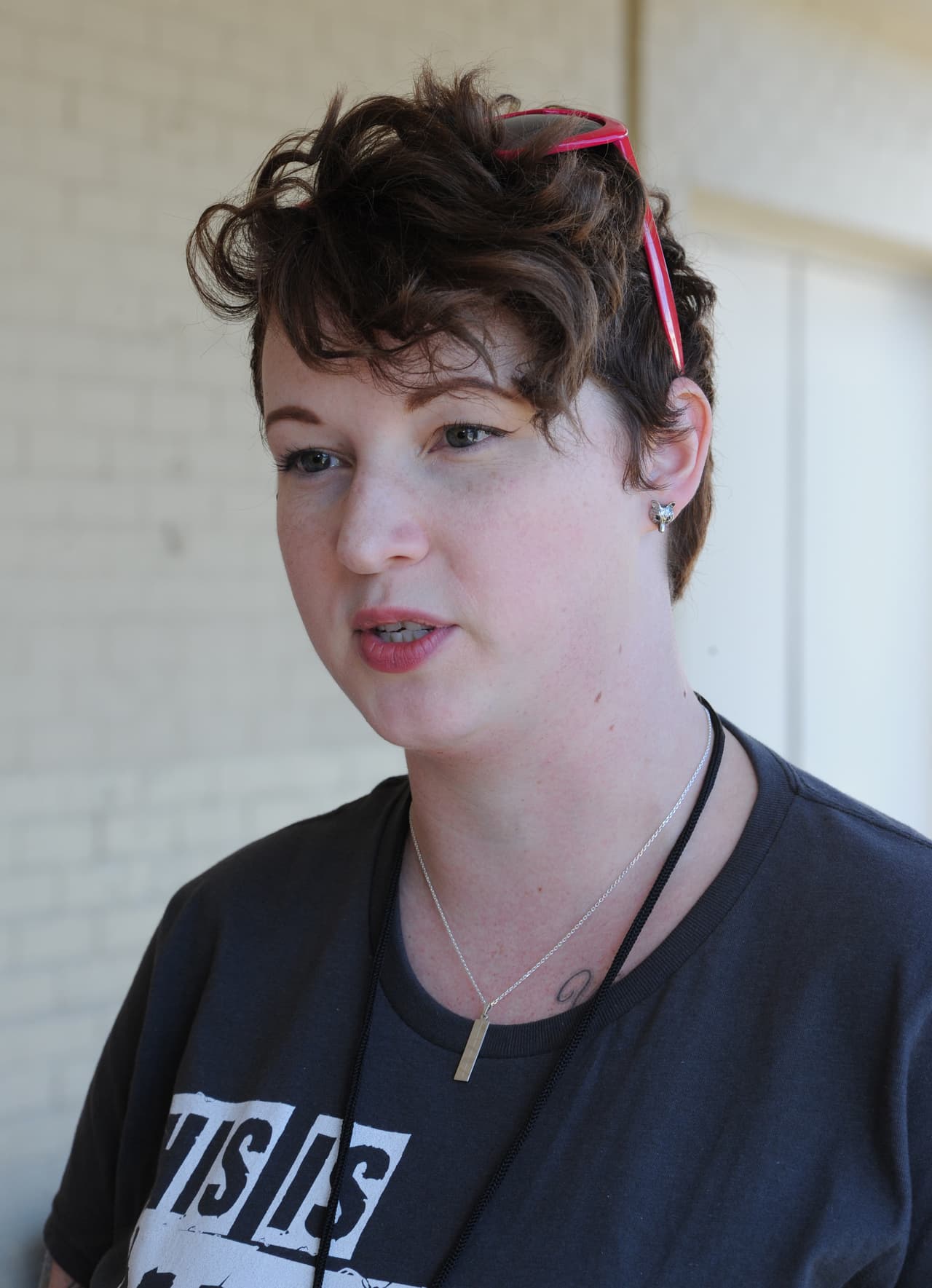 Megan Farley es una estilista de Miami Beach de 31 años que marcha para que no se normalice la retórica del odio y "todo lo que se ha dicho racista, homófobo, antifeminista, islamofóbico que desde que Trump fue elegido parece que la gente da por hecho que es normal", afirma. "Marchar el día después de la investidura es muy importante para mostrar que toda la gente que se levantó en este proceso electoral no nos vamos a ningún sitio y que nuestras voces tienen que seguir oyéndose. Que nuestra candidata no ganara no significa que no sigamos aquí. Somos el 52% de la población y el gobierno va a tener que lidiar con nosotros".