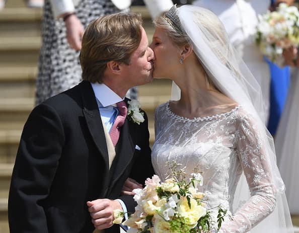 Terminada la ceremonia, los novios posaron afuera de la capilla de San Jorge y sellaron su amor con un beso, como ya es costumbre.