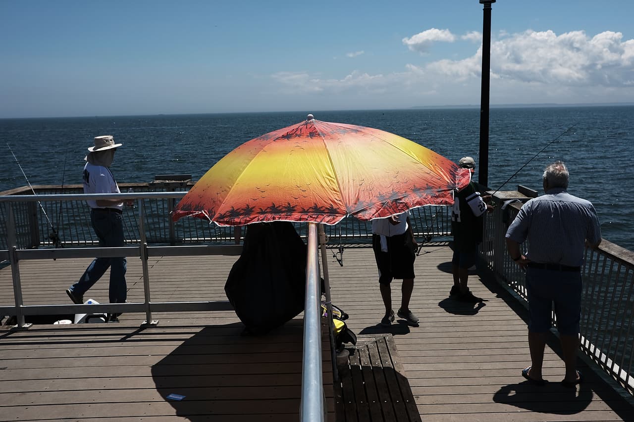 Los residentes realizan diversas actividades, como la pesca.