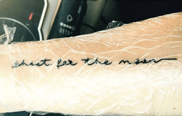 ¡Se tatuó el brazo! La cantante escribió en su brazo derecho "Shoot For The Moon" (Disparo a la luna). Esta es una frase que se usa para decir que tiene grandes aspiraciones.