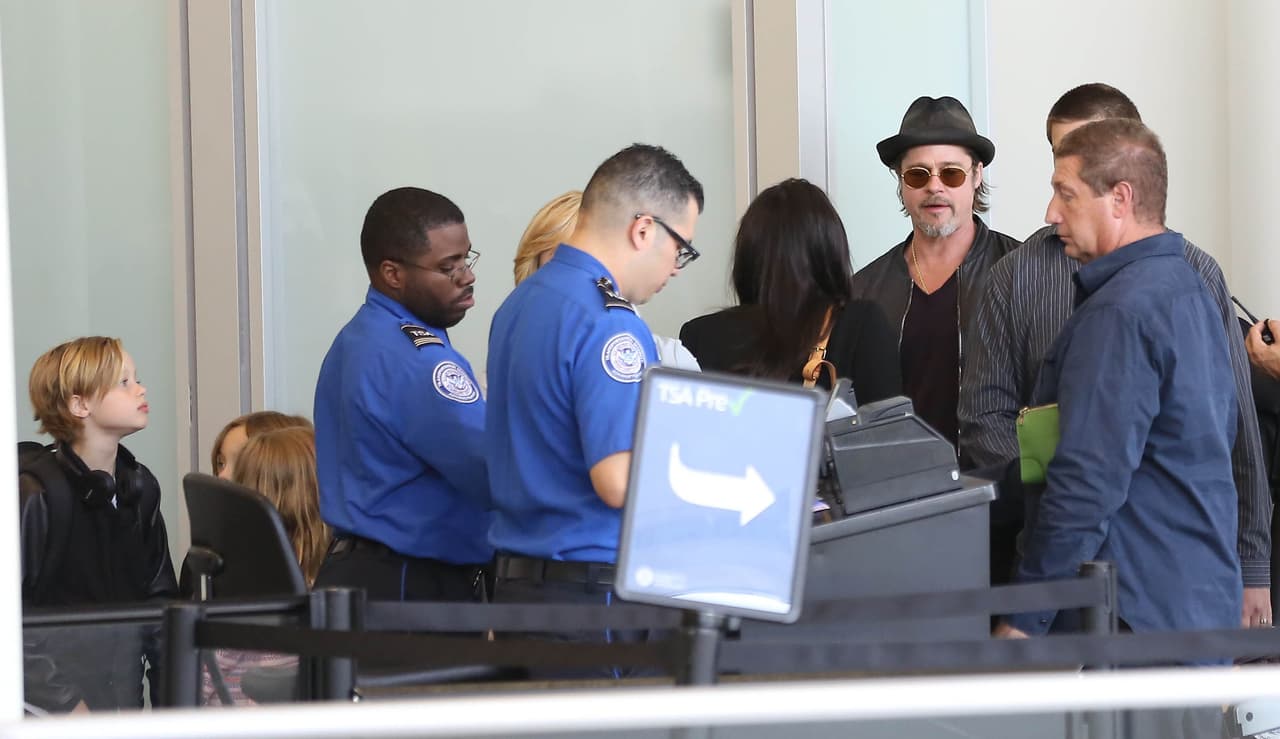 El famoso matrimonio arribó al aeropuerto de Los Ángeles en compañía de todos sus hijos, ¡son una linda familia!