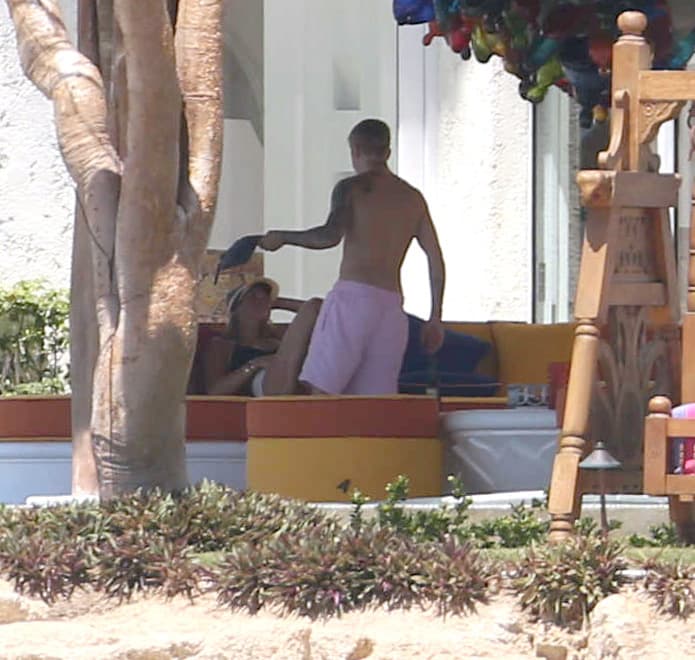 Justin se acercó a su novia para darle unos besitos.