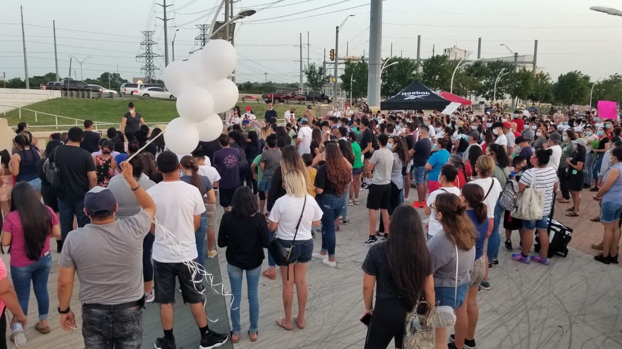 Varias personas se reunieron en el centro de Dallas esta tarde para recordar a la joven. Llegaron con pancartas y globos blancos para exigir justicia por la muerte de la soldado.
<br>