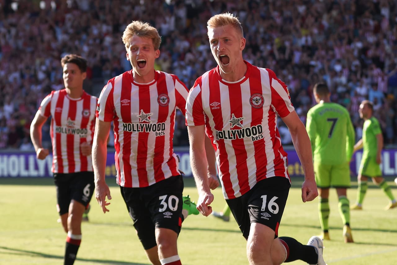 Brentford goleó 4-0 al Manchester United en la Jornada 2 con goles de Josh Dasilva, Mathias Jensen, Ben Mee y Bryan Mbeumo; su primera victoria sobre los Red Devils desde 1938.
