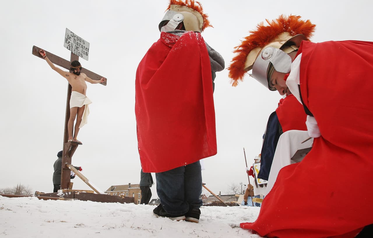 La nieve formó parte de la representación del 
<a href="https://www.univision.com/local/chicago-wgbo/asi-se-vivio-en-chicago-la-procesion-del-via-crucis-en-pilsen-fotos">Viacrucis </a>el Viernes Santo el 21 de marzo de 2008 en Pilsen.