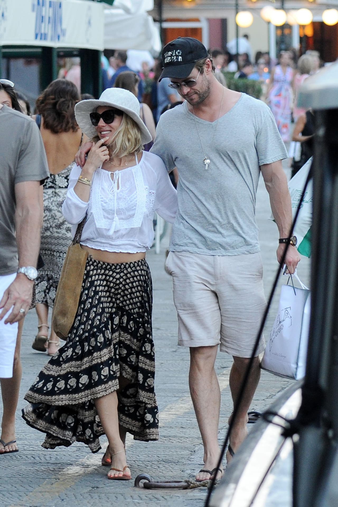 Pero eso no impidió que continuaran su romántico paseo.