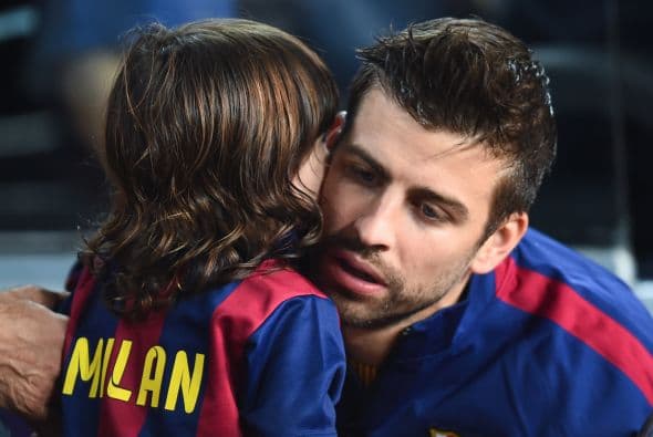 Da consejos a su papi antes de salir al campo de juego.