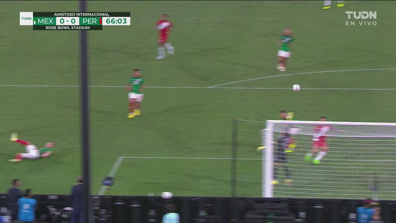 ¡Perú presiona! Cueva es el que se anima a sacar tiro peligroso