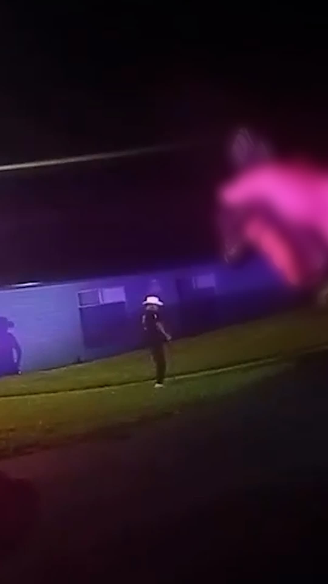 La policía somete con un taser a un hombre con una espada