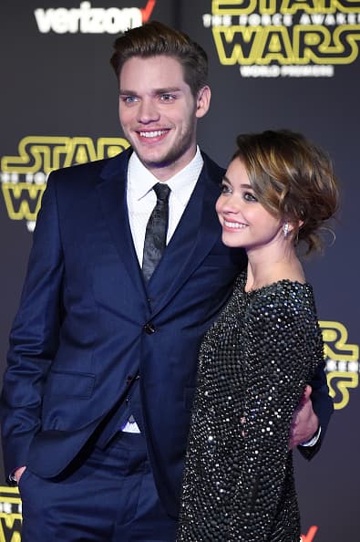 Sarah Hyland, estrella de la serie “Modern Family”, y el actor Dominic Sherwood.