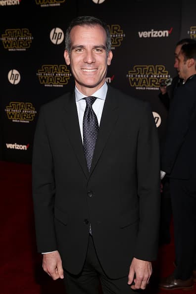 El alcalde de Los Ángeles Eric Garcetti se unió a lista de luminarios que acudieron a la primicia.