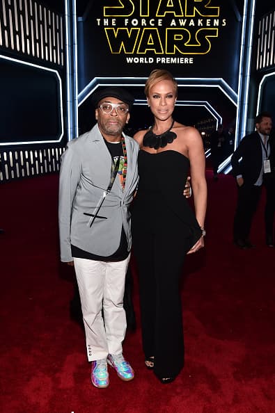 El director Spike Lee arribó a la premier con la actriz Tonya Lewis Lee.
