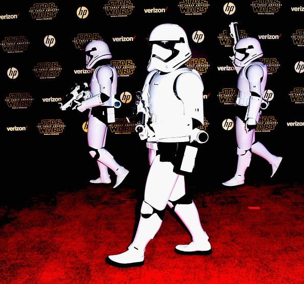 Hasta los temibles “storm troopers” se unieron a la fiesta galáctica.