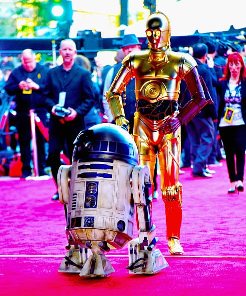 Por su puesto que a la gala no pudieron faltar los robots R2D2 y 3CPO.