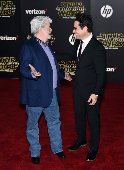 Los cineastas George Lucas, el creador de la saga original, y J.J. Abrams, el director de “The Force Awakens” se mostraron muy alegres.