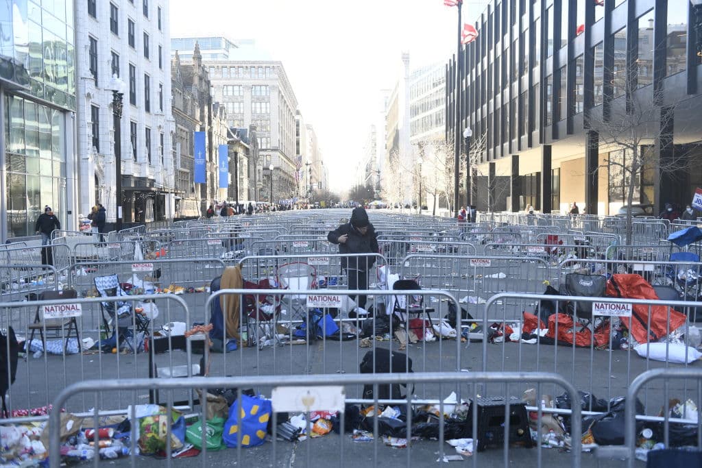 La
<b>basura quedó en medio de las vallas que se instalaron</b> para ordenar a los simpatizantes de Trump.