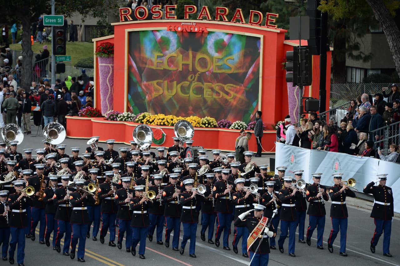 El desfile honró a las víctimas de la masacre en un club gay de Orlando, Florida.