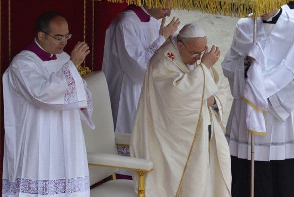 El papa Francisco haciendo la señal de la santa cruz.