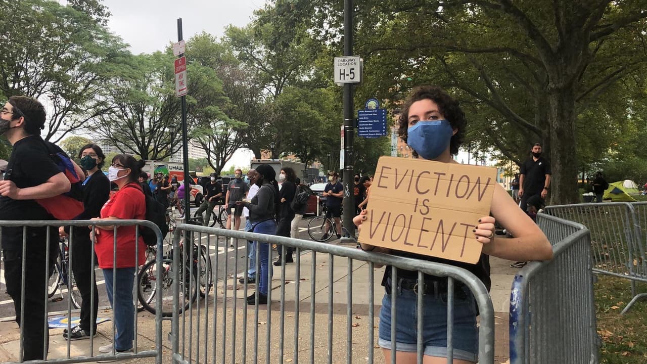 Los funcionarios de Filadelfia dicen que no están seguros de cuándo se limpiará el campamento de Parkway