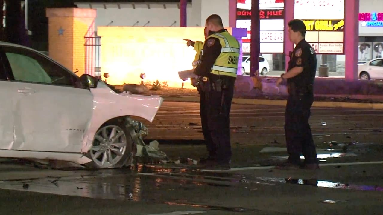 Testigos en la escena declararon a las autoridades que el conductor del auto blanco impactó al otro vehículo tras pasarse un semáforo en rojo y ambos vehículos quedaron dando vueltas tras la colisión.