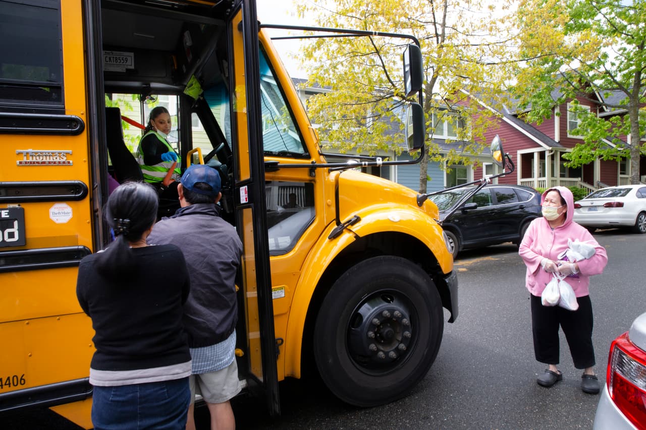 La residente de Bailey, Carolina del Norte, dijo que sabía que ganó el premio de $100,000 en el sorteo de segunda oportunidad, pero que "casi se desmaya" cuando llegó a Raleigh y descubrió que también venía con un vehículo Corvette Stingray.