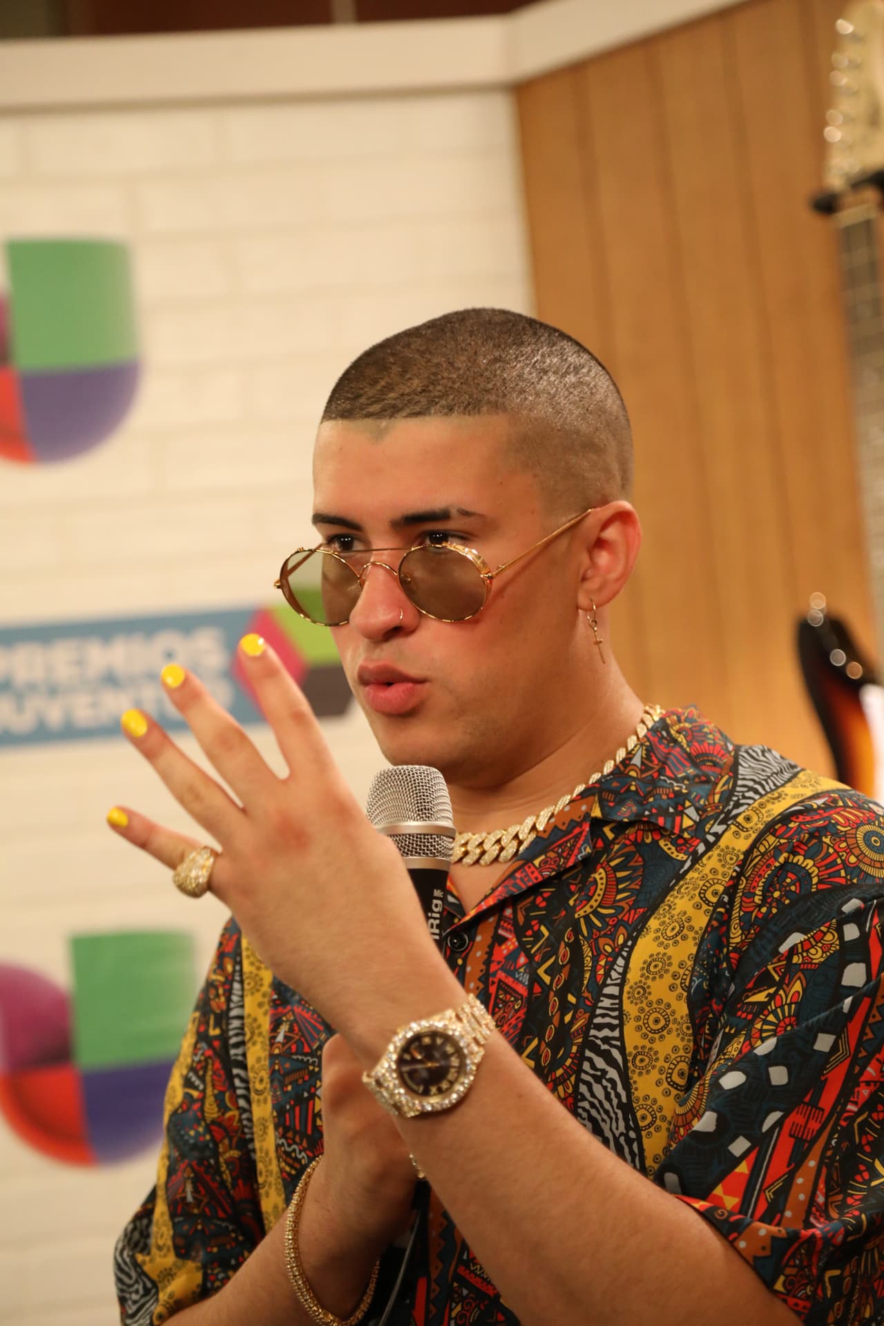 El cantante también nos presumió su esmalte amarillo.