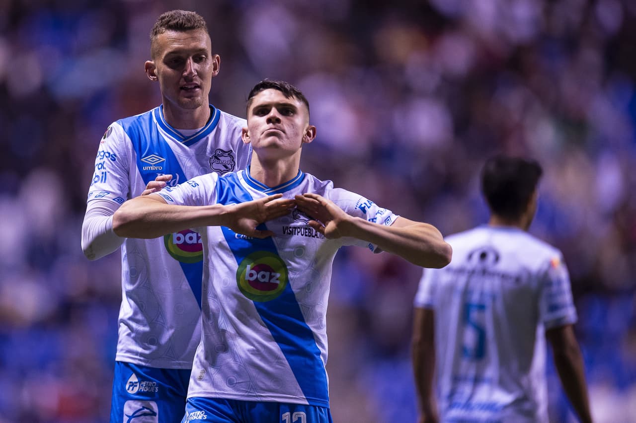 El segundo tiempo trajo nuevas emociones con el golazo de Israel Reyes al 49’, pero una falta previa revisada por el VAR echaba para atrás el disparo al ángulo del jugador poblano.