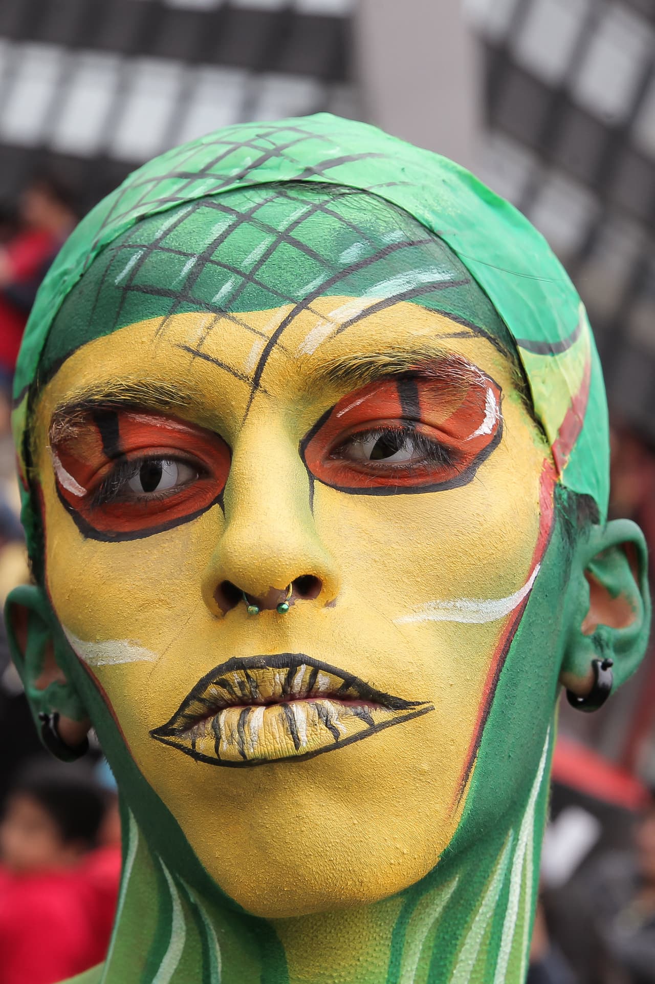 Su aparición marca el inicio del festejo del Día de Muertos, de gran arraigo en el país.