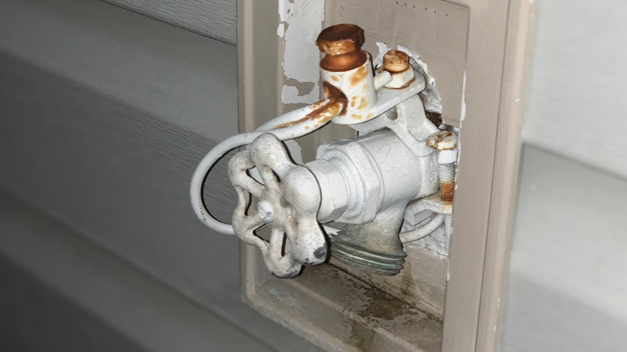 Durante el frío intenso, mantén cerradas las puertas exteriores a espacios sin calefacción, aconseja la Cruz Roja Americana.