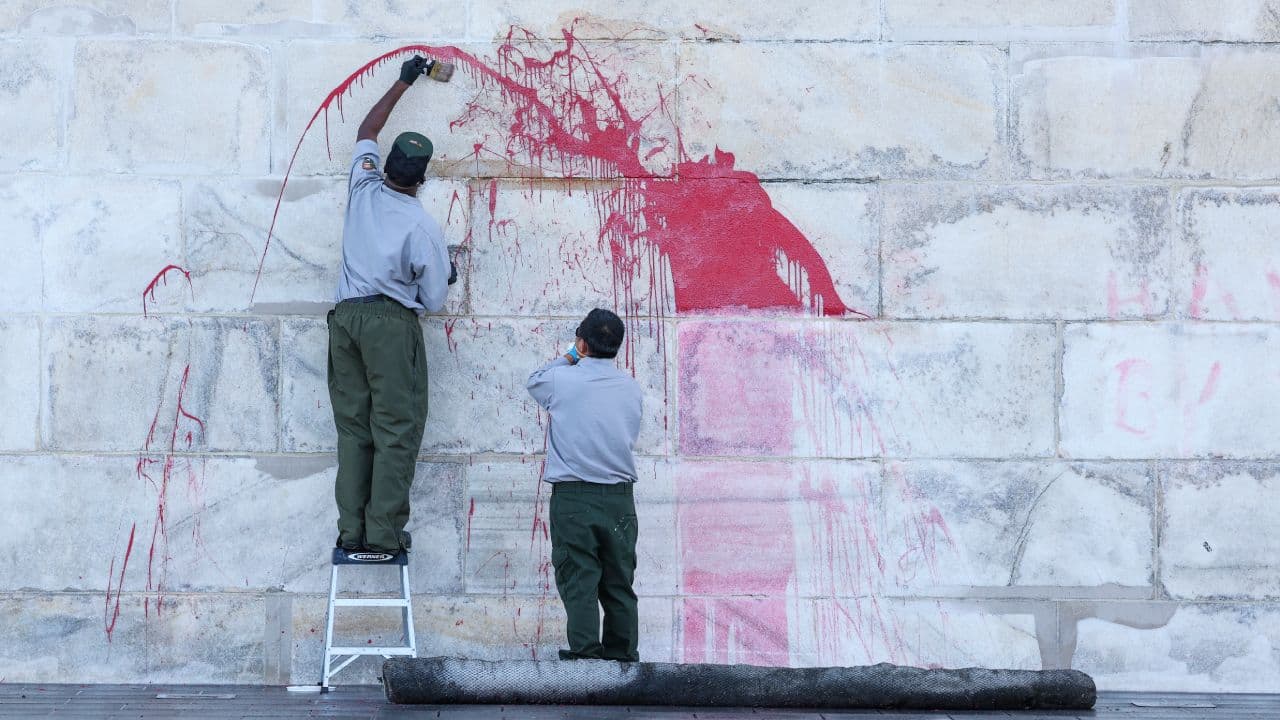 La edificación tiene 555 pies de altura, está elaborada en mármol, granito, piedra arenisca y acero y tiene forma de obelisco.
