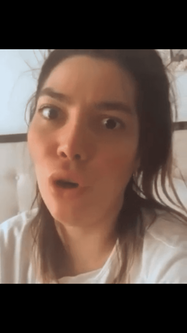 Luego, le dedicó algunos insultos: "
<b>¡Idiota!; bájale dos rayitas</b>, a mí me vale tres pepinos lo que pase con tu vida. Pero ¿qué se espera de alguien como tú, mi vida?; mejor cállate, pen&#%$".
<br>