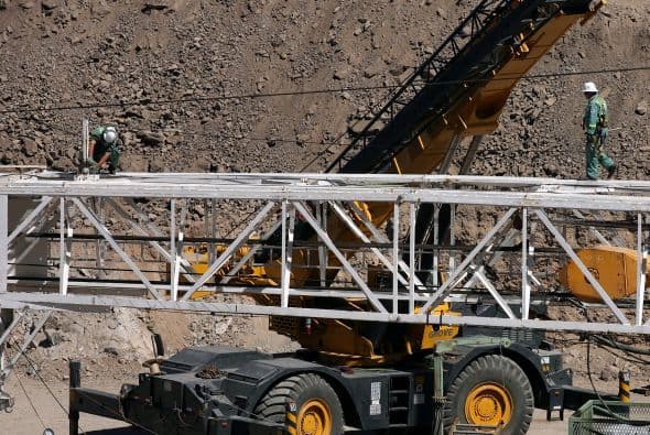 Por el momento la máquina deberá retirarse para iniciar el nuevo proceso de ensanchamiento que permitirá la salida de los mineros.