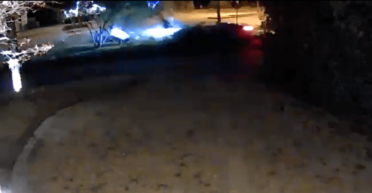 De varios ángulos fue captado el choque mortal por las cámaras de un vecino, aquí se observa cuando la luz mercurial se cortó tras el choque, reprotado la madrugada del 10 de diciembre.