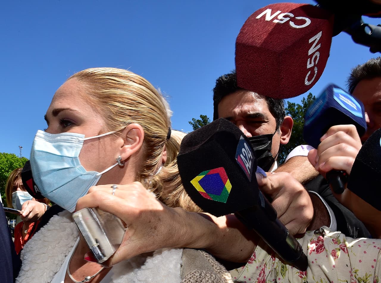 La mujer aseveró que Maradona se drogaba frente a ella, pese a que se suponía había viajado a Cuba para rehabilitarse. Añadió que Maradona le dio a probar la cocaína. "Dijo que la probara por él, que quería compartir conmigo más tiempo pero que yo me quedaba dormida... finalmente tantos días con lo mismo yo la pruebo", dijo.
<br>
<br>
<b>"Tenía 16 años nomás y ya estaba... estaba drogándome", aseguró.</b>
<br>
<br>La mujer contó que su familia "nunca hubiera aceptado" ese vínculo de ella con Maradona "si no estaba el gobierno cubano de por medio".