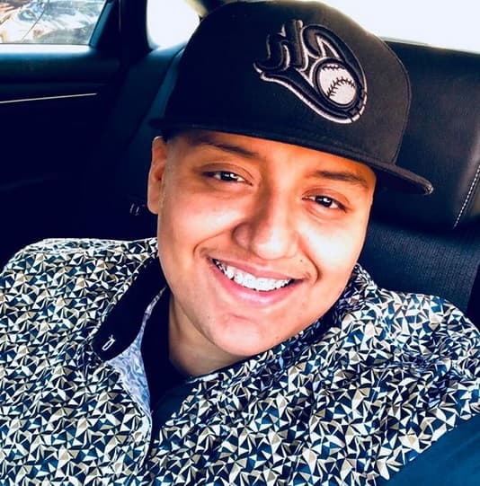 <b><a href="https://www.instagram.com/giobravo_eltransformer/" target="_blank">Gio Bravo</a></b> es el 
<b>primer artista transgénero</b> del regional mexicano. Desde 2016 incursionó de manera profesional dentro de la música.
<br>