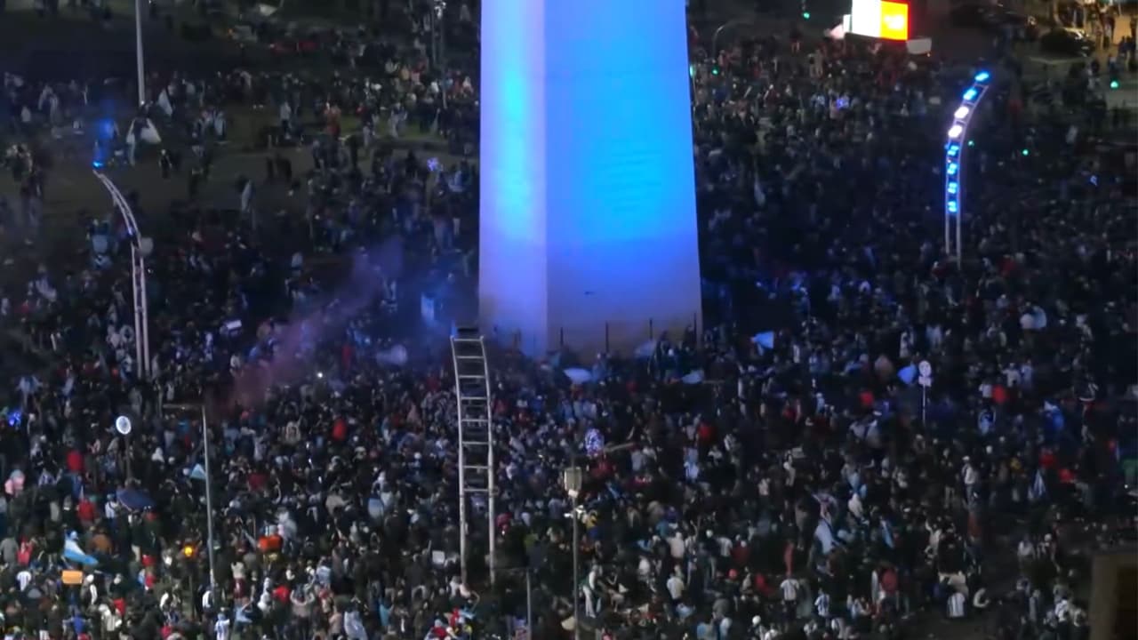Aficionados argentinos se congregaron afuera del estadio Hard Rock de Miami, donde celebraron con cánticos la victoria de su selección por 1-0 sobre Colombia en la Final de la Copa América 2024.