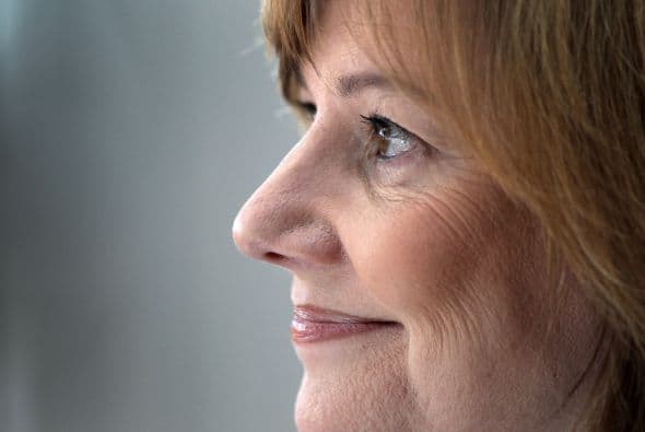 <b>Puesto 5. Mary Barra.</b> Es la presidenta de General Motors desde 2014, donde ha invertido miles de millones en vehículos eléctricos, automóviles autónomos y un servicio de transporte compartido llamado Maven. Su compañía ocupó el primer lugar en el Informe global sobre igualdad de género de 2018, uno de los dos únicos negocios globales que no tienen salarios diferentes para hombres y mujeres.