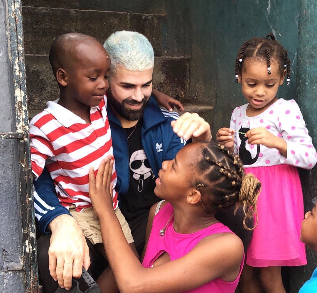 "Por momentos me traslado al barrio de mi abuela, donde todo el mundo se arropa, se quiere, se saluda. Y lo más importante: se extraña", comentó en una publicación que realizó en su red social.