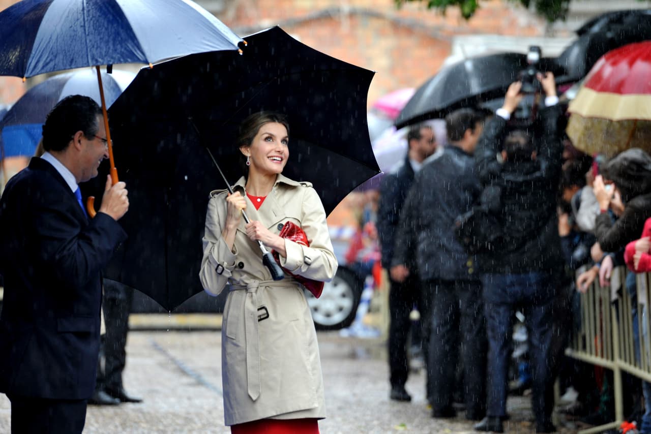Así como parecer encarnar los espíritus más elegantes de la aristocracia, Doña Letizia sabe mostrarse cerca y desenfadad, como una mujer más. Nada más efectivo para eso que un trench coat (gabardina) de Hugo Boss, un vestido rojo de Nina Ricci y unos stilettos, el modelo que usa casi siempre, de
<b> </b>Carolina Herrera.