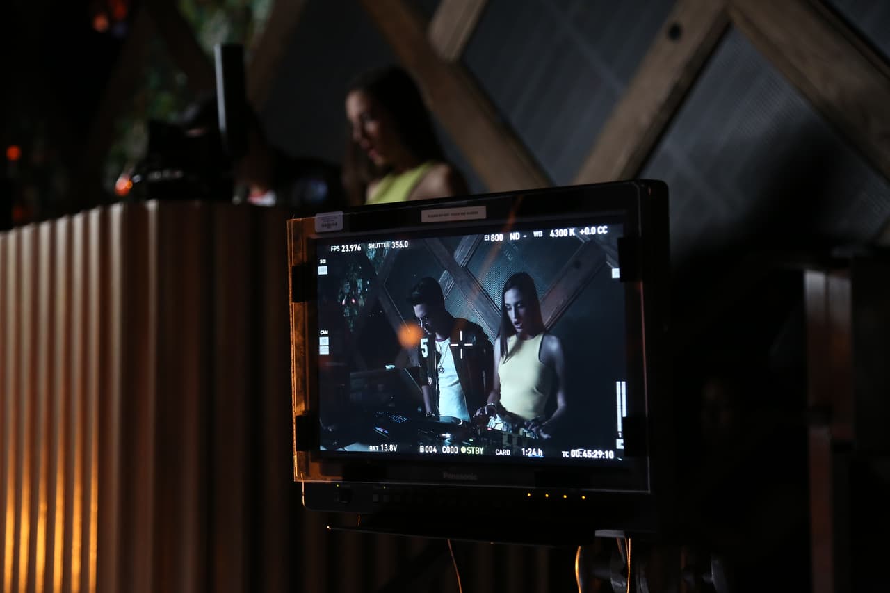 Abdiel, Fabyán, Alondra, Sofía, Verónica y Abel formaron la banda 
<b>Milenios</b>. “Cake by the ocean” fue el tema de su videoclip. Durante las grabaciones los chicos se diviertieron y hasta se sonrojaron al enterarse que había escena de beso.