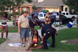 Momento en la que la joven es retenida por el agente de policía. 