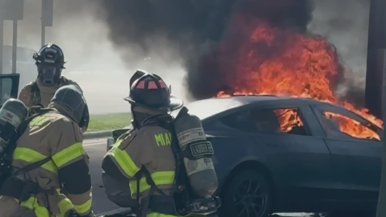 Un Tesla envuelto en llamas y una persona calcinada tras accidente en North Miami Beach