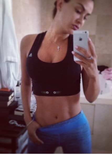 Ninel Conde enseña su cara lavada y abdomen perfecto.