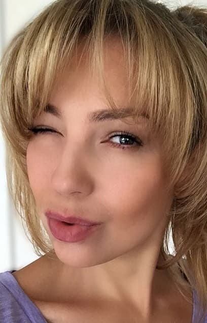 OMG! A sus 44 años Thalía se da el lujo de tomarse fotos sin gota de maquillaje y no se ve nada mal.