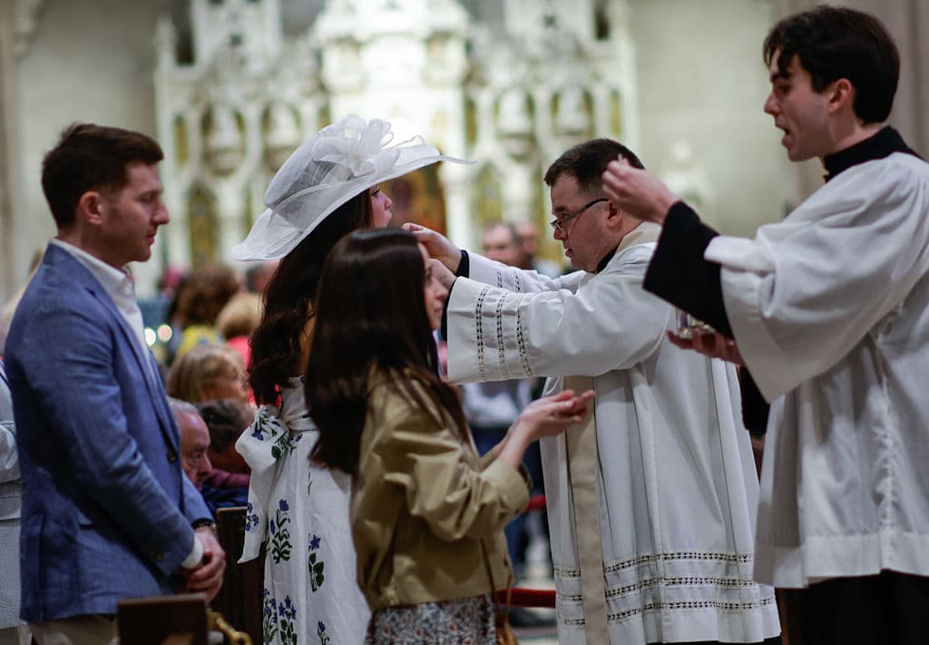 En la catedral de San Patricio, los católicos pudieron recibir el sacramento de la comunión, en un domingo en el que celebran que Jesucristo, el hijo de Dios, resucitó de entre los muertos. El ritual no se afectó por lo que ocurría a las afueras del templo.