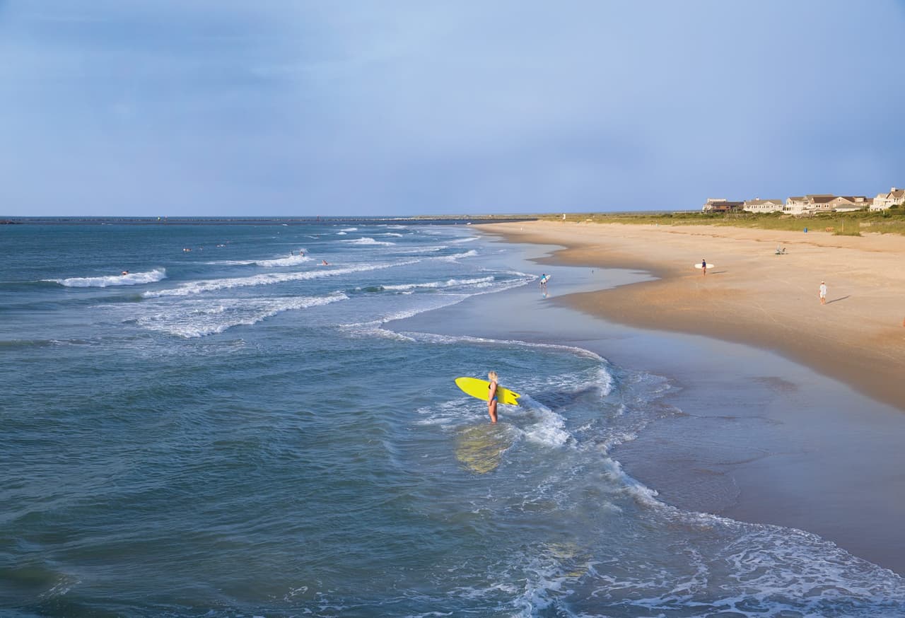Considerada como una de las mejores ciudades para surfear en el mundo, la playa cuenta con olas de clase mundial.