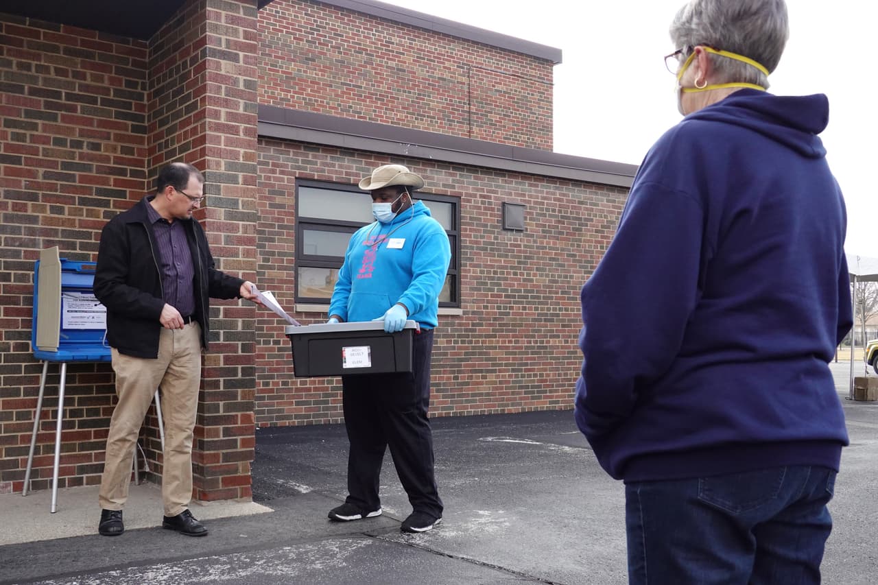 En este centro electoral de Racine, además del voto en auto se dispuso una única cabina de votación al aire. La realización de esta primaria en medio de la pandemia pudiera tener implicaciones significativas para las siguientes primarias e incluso para los comicios generales.